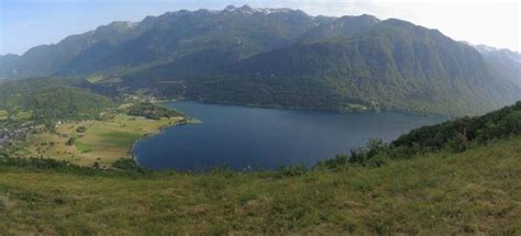 Panorama Bohinjskega jezera s cerkvijo