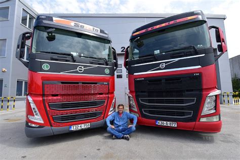 Zglobni tovornjak Volvo v grški pokrajini