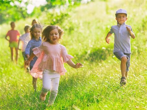 Otroci se igrajo v parku Minimundus