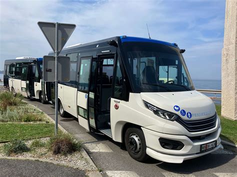 Fotografija sodobnega turističnega avtobusa