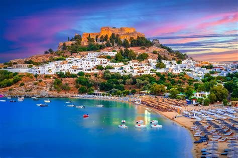 Panorama mesta Rodos z obzidjem in pristaniščem