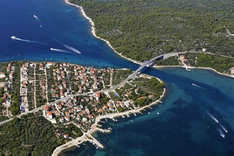 Zadarski kanal s pogledom na otok Ugljan in trajekt