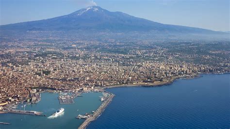 Mesto Catania z vulkanom Etna v ozadju
