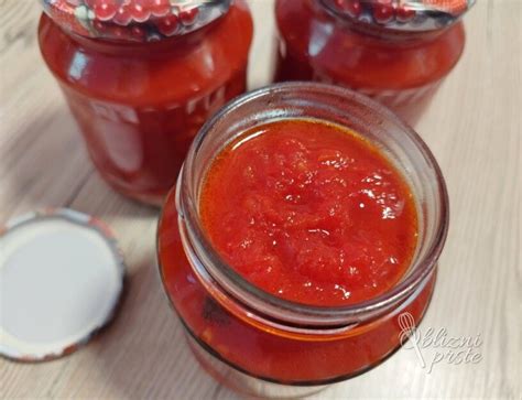 Udeleženci La Tomatine, obdani z paradižnikovo kašo