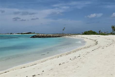 Razgled na otok Maafushi s plažo