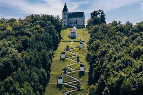 Slovenska vas z zelenimi griči in kmetijo