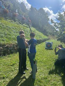 Oseba, ki strelja z lokom na tarčo