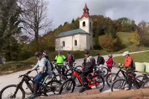 Skupina kolesarjev na poti v Bohinju