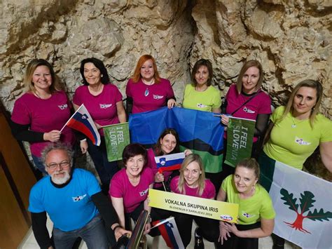 Ženska pevka skupina na odru