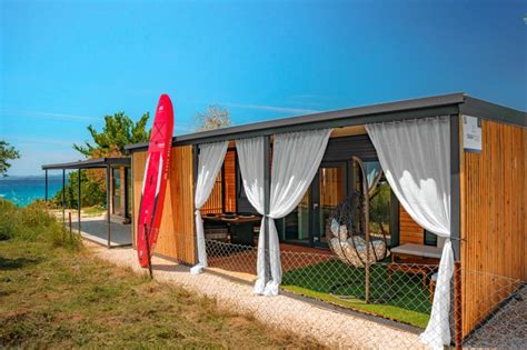 Mobilna hiška v kampu ob morju