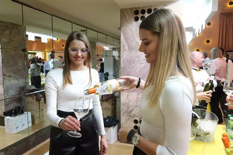 Simbolična podoba zadovoljnega gosta v hotelu