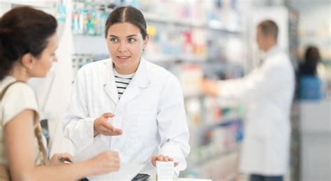 Farmacevt svetuje stranki