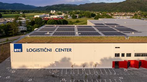 logistični center s tovornjaki