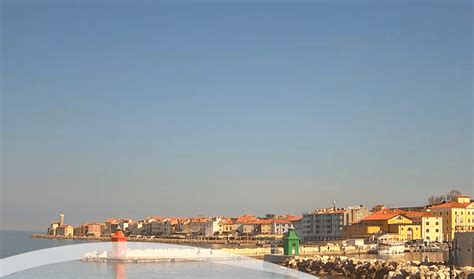 Pogled na obalo Portoroža v sončnem dnevu