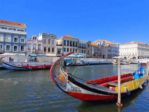 Portugalska obala s tradicionalnimi hišami