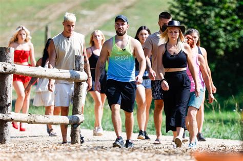 Tekmovalci resničnostnega šova Kmetija v akciji