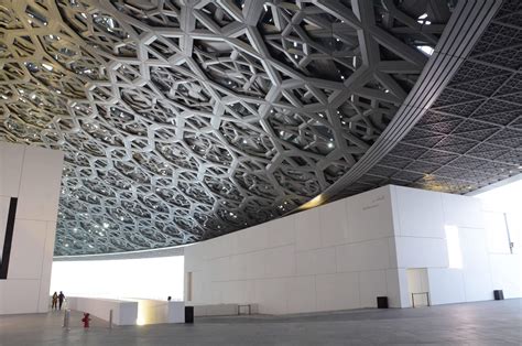 Louvre Abu Dhabi s svojo ikonično kupolo, osvetljeno ponoči