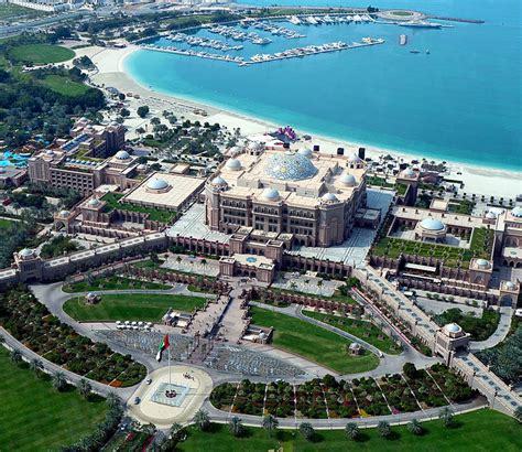 Notranjost hotela Emirates Palace, ki prikazuje bogastvo in arhitekturno mešanico