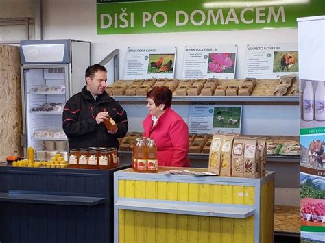 Slika raznolike hrane na arabski tržnici