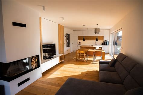 Notranjost apartmaja s kuhinjo in dnevnim prostorom