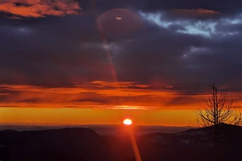 Sončni vzhod nad gorami