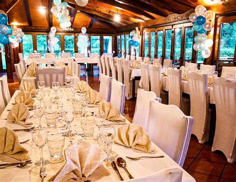 Zunanji pogled na gostilno Zajčja Dobrava obkrožena z naravo