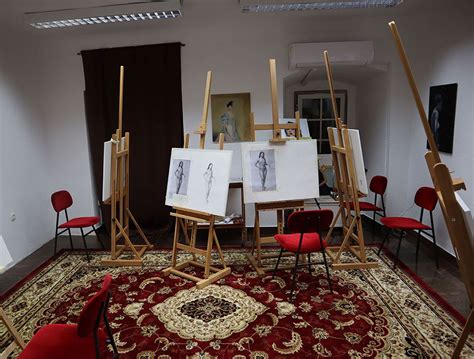 Notranjost Hostla Celica s prikazom umetniških del