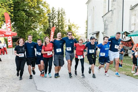 Skupina ljudi, ki sodelujejo pri projektu