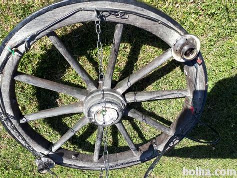 Fotografija starega lesenega voza z več deset poslikanimi panji