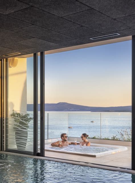 Romantičen par v zasebnem jacuzziju ob svečah