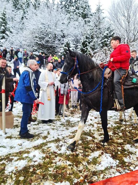 Pohodniki na Štefanji gori z razgledom na dolino
