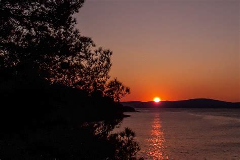 Sončni zahod nad plažo na Mauiju