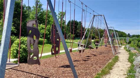 Pogled na MotorikPark Gamlitz z zračnim posnetkom, ki prikazuje razporeditev postaj in naravnih bazenov.