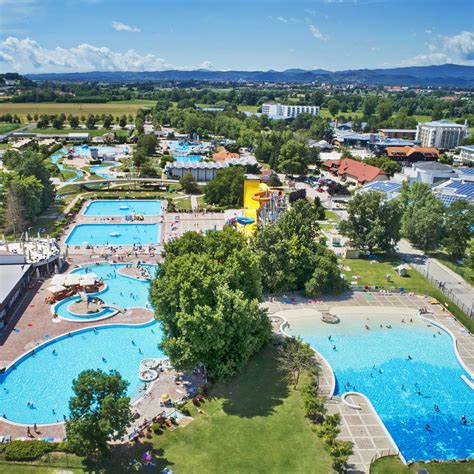 Družina se osvežuje v enem izmed naravnih bazenov v MotorikParku Gamlitz.