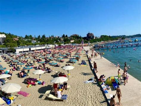 Portoroška plaža ob sončnem novem letu