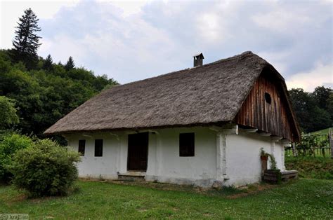 Stara kmečka hiša v razsulu