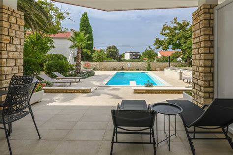 Bazen s pogledom na zelene griče