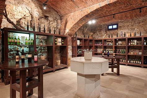 Notranjost grajske vinske kleti