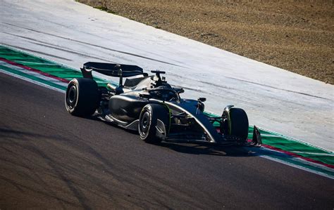 Ferrarijev dirkalnik v polnem razmahu na dirkališču