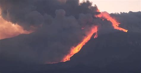 Dim iz kraterja vulkana Etna