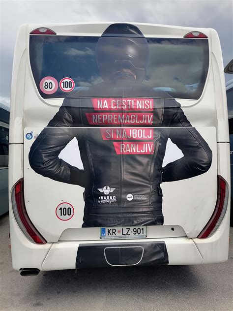 Ilustracija sodobnega avtobusa na dolge proge