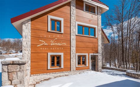 Panorama narodnega parka Kakadu s skalnim grebenom in poplavno ravnico.