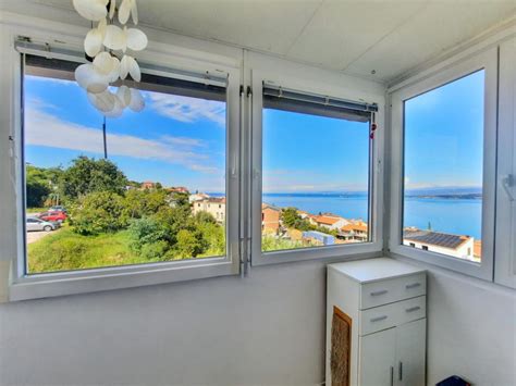 Prikaz notranjosti enega od apartmajev z razgledom na morje