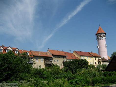 Pogled na staro mestno jedro Korčule z obzidjem in stolpi