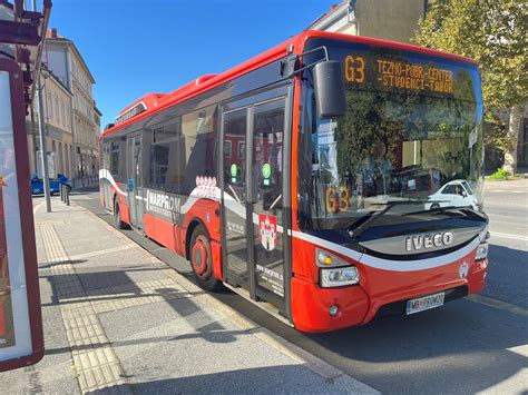 Avtobus na cesti v sončnem dnevu