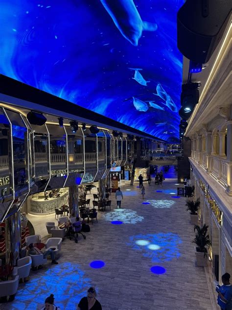 Notranja promenada ladje MSC Euribia z LED stropom