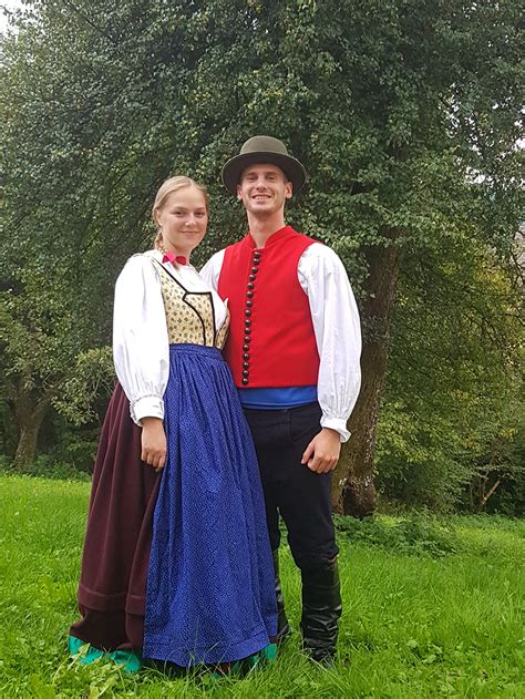 Tradicionalna slovenska oblačila in predmeti v Slovenskem etnografskem muzeju