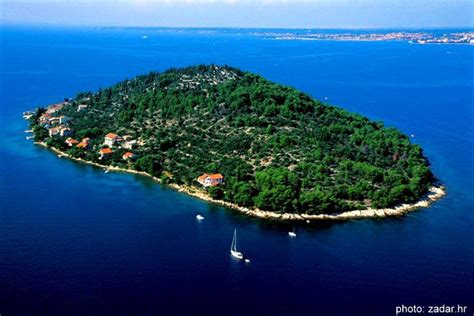 Pogled na otok Ošljak iz obale Ugljana