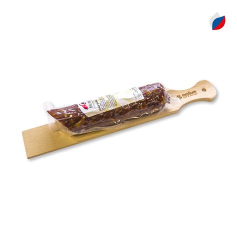 Izdelki iz suhomesnatega mesa na leseni deski