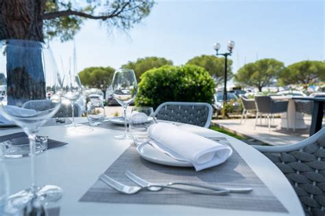 Restavracija Marina Portorož ob sončnem zahodu